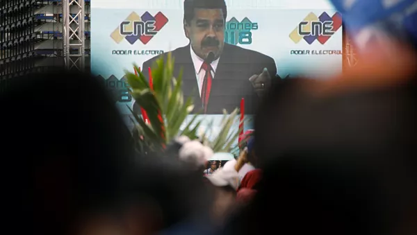 Nicolás Maduro, el presidente de venezuela, en una pantalla - Sputnik Mundo