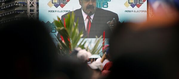 Nicolás Maduro, el presidente de venezuela, en una pantalla - Sputnik Mundo