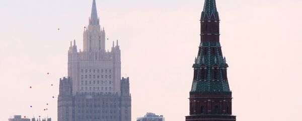 Una de las torres del Kremlin y el Ministerio de Asuntos Exteriores de Rusia - Sputnik Mundo