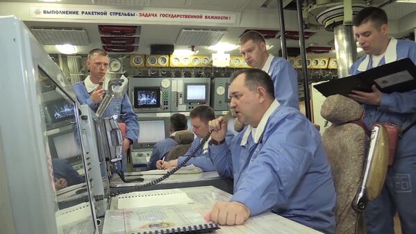 El momento exacto del lanzamiento de 4 misiles balísticos Bulava desde un submarino ruso - Sputnik Mundo