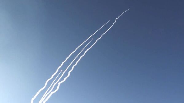 El momento exacto del lanzamiento de 4 misiles balísticos Bulava desde un submarino ruso - Sputnik Mundo