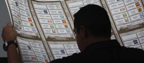Un empleado inspecciona boletas electorales recientemente impresas para presidente en Talleres Graficos de México, la Ciudad de México - Sputnik Mundo