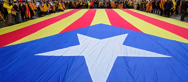 Manifestantes con la bandera independentista de Cataluña (archivo) - Sputnik Mundo