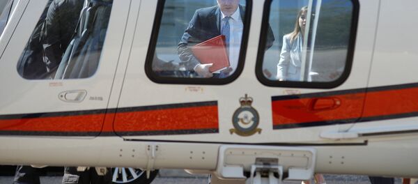 Boris Johnson, canciller del Reino Unido, se acerca a un helicóptero Boris Johnson, canciller del Reino Unido, se acerca a un helicóptero - Sputnik Mundo