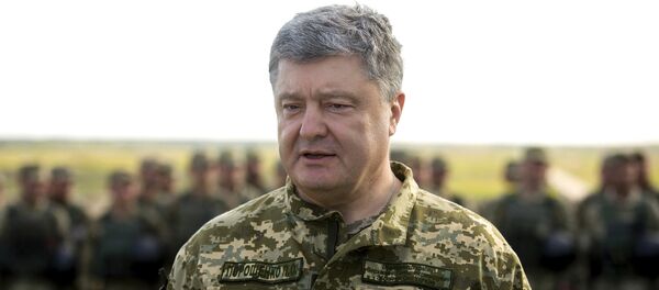 El presidente de Ucrania, Petró Poroshenko, en un campo de entrenamiento militar - Sputnik Mundo