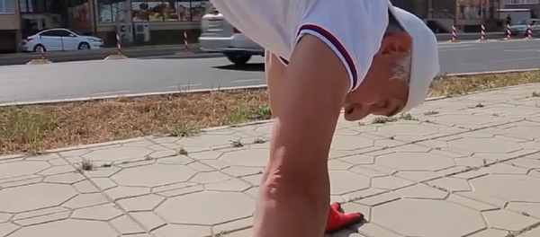 Este ruso recorrió 10 kilómetros caminando solo con las manos - Sputnik Mundo