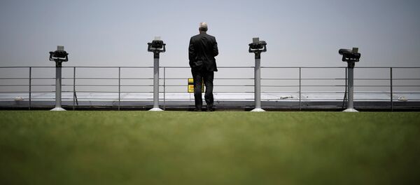 Un hombre en la plataforma de observación en la zona desmilitarizada entre las dos Coreas Un hombre en la plataforma de observación en la zona desmilitarizada entre las dos Coreas - Sputnik Mundo