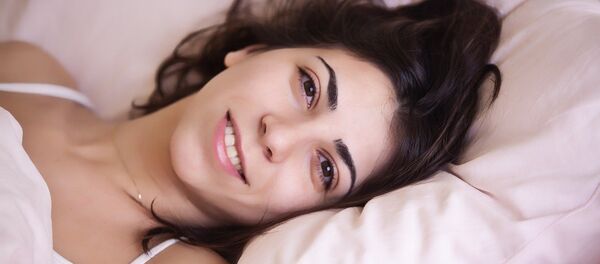 Una mujer feliz en la cama - Sputnik Mundo