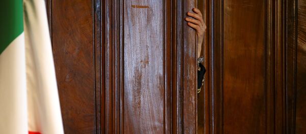 La bandera de Italia en el Parlamento del país - Sputnik Mundo