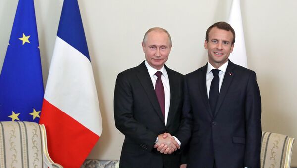 Vladímir Putin, presidente de Rusia, y Emmanuel Macron, presidente de Francia - Sputnik Mundo