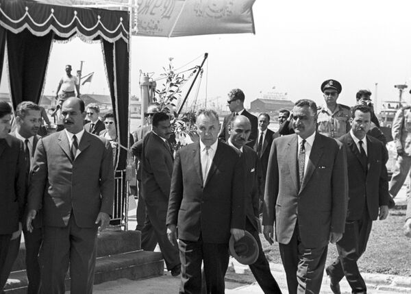 El presidente del Consejo de Ministros de la URSS, Alexéi Kosiguin, y el líder de Egipto, Gamal Abdel Naser - Sputnik Mundo