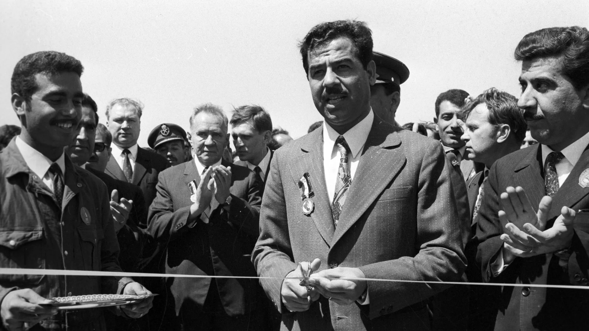El presidente del Consejo de Ministros de la URSS, Alexéi Kosiguin, y el vicepresidente del Consejo del Comando Revolucionario de Irak, Sadam Husein, durante la ceremonia de apertura de una instalación petrolera El presidente del Consejo de Ministros de la URSS, Alexéi Kosiguin, y el vicepresidente del Consejo del Comando Revolucionario de Irak, Sadam Husein, durante la ceremonia de apertura de una instalación petrolera - Sputnik Mundo, 1920, 25.04.2022