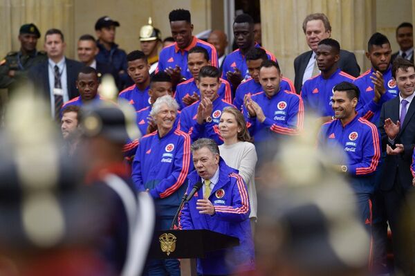 El presidente Juan Manuel Santos con la selección de fútbol de Colombia - Sputnik Mundo