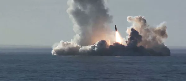 Lanzamiento de cuatro misiles Bulava desde el submarino Yuri Dolgoruki de la clase Borei Lanzamiento de cuatro misiles Bulava desde el submarino Yuri Dolgoruki de la clase Borei - Sputnik Mundo