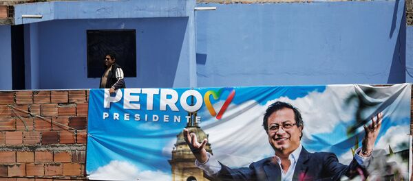Un cartel electoral con la foto de Gustavo Petro. candidato a la presidencia de Colombia - Sputnik Mundo