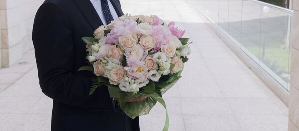 Vladímir Putin, presidente de Rusia, con un ramo de flores - Sputnik Mundo