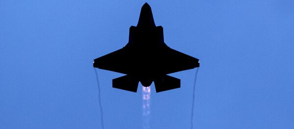 Un avión de combate F-35 de producción de EEUU - Sputnik Mundo