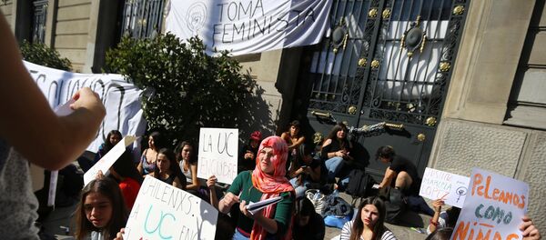 Un grupo de estudiantes  tomó la Casa Central de la Universidad Católica de Chile - Sputnik Mundo
