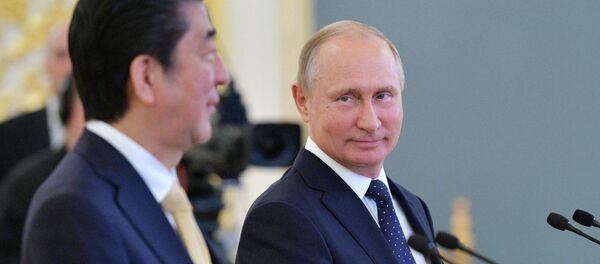 El primer ministro de Japón, Shinzo Abe, y el presidente ruso, Vladímir Putin - Sputnik Mundo