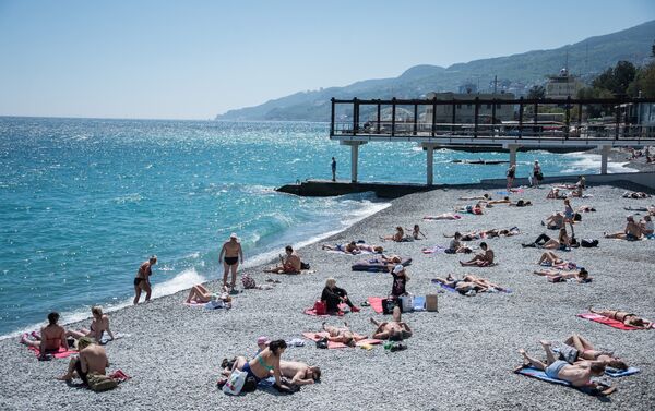 Una playa de Yalta - Sputnik Mundo