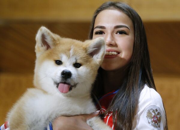 La patinadora artística rusa Alina Zaguítova recibe de Japón un perro de la raza Akita Inu  - Sputnik Mundo