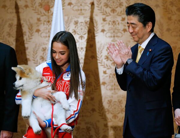 La patinadora artística rusa Alina Zaguítova recibe de Japón un perro de la raza Akita Inu  - Sputnik Mundo