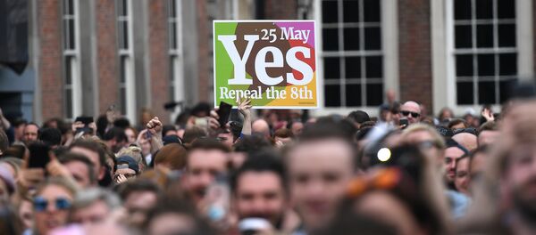 Los manifestantes celebran la legalización del aborto en Irlanda - Sputnik Mundo