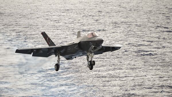 An F-35C prepares to land on the flight deck of USS George Washington - Sputnik Mundo