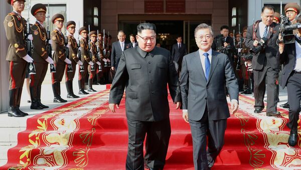 Reunión entre el líder de Corea del Norte, Kim Jong-un, y el presidente de Corea del Sur, Moon Jae-in - Sputnik Mundo