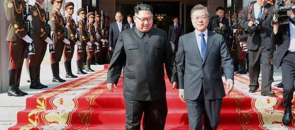 Reunión entre el líder de Corea del Norte, Kim Jong-un, y el presidente de Corea del Sur, Moon Jae-in - Sputnik Mundo