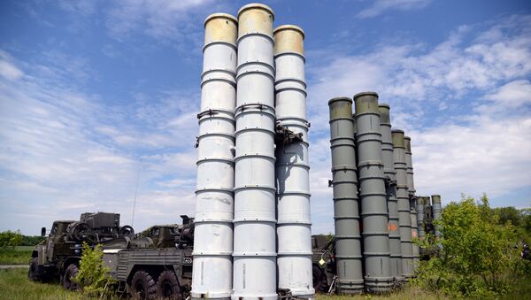 Los sistemas de defensa antiaérea rusos S-300 durante unas maniobras - Sputnik Mundo