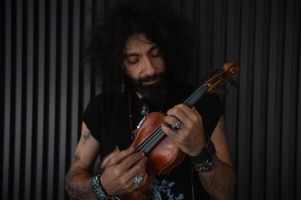 El mítico violín de Ara Malikián que le salvó la vida a su abuelo que sobrevivió en 1915 al genocidio armenio al fingir que era músico de un grupo y se fue al Líbano, donde nació el músico - Sputnik Mundo