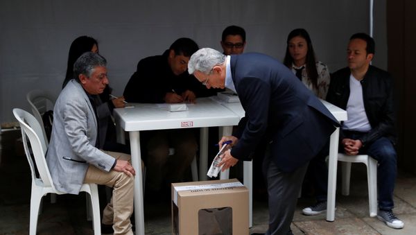 El expresidente colombiano, Álvaro Uribe, vota en Bogotá durante las elecciones del 27 de mayo El expresidente colombiano, Álvaro Uribe, vota en Bogotá durante las elecciones del 27 de mayo - Sputnik Mundo