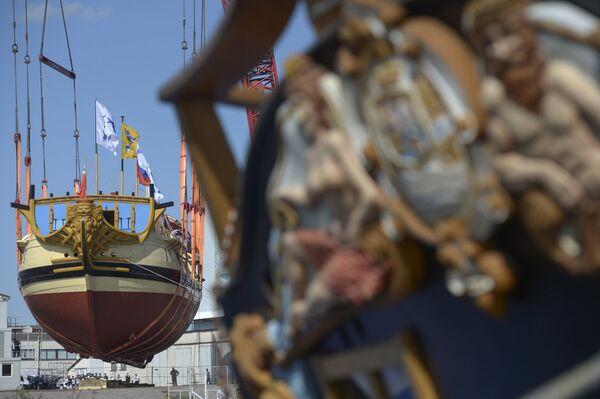 Una réplica del navío de línea ruso de 1712 sale del dique seco en San Petersburgo - Sputnik Mundo