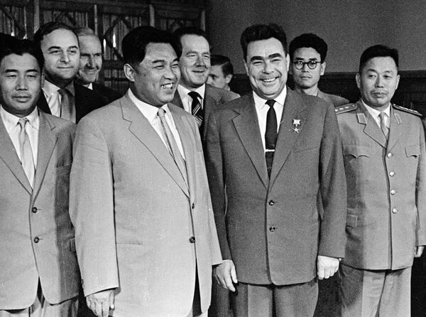 Kim Il-sung y Leonid Brézhnev - Sputnik Mundo