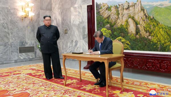 Reunión entre el presidente de Corea del Sur, Moon Jae-in, y el líder de Corea del Norte, Kim Jong-un - Sputnik Mundo