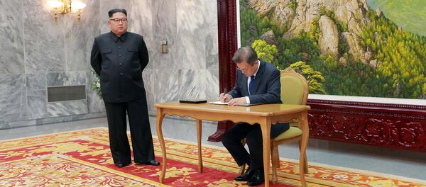 Reunión entre el presidente de Corea del Sur, Moon Jae-in, y el líder de Corea del Norte, Kim Jong-un - Sputnik Mundo