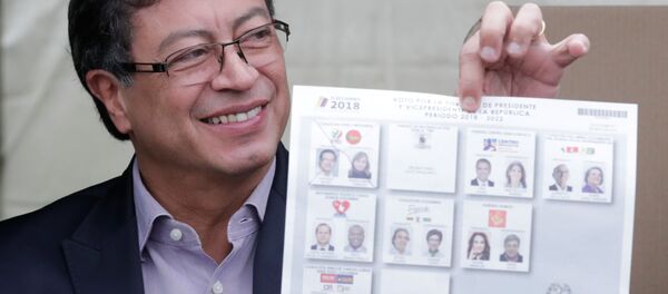 Gustavo Petro ejerce su derecho al voto en las presidenciales colombianas de 2018 - Sputnik Mundo
