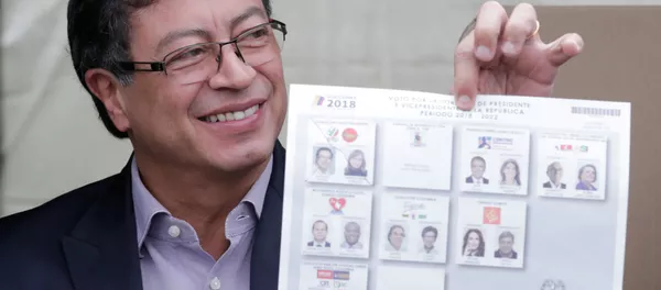 Gustavo Petro ejerce su derecho al voto en las presidenciales colombianas de 2018 Gustavo Petro ejerce su derecho al voto en las presidenciales colombianas de 2018 - Sputnik Mundo