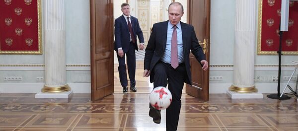 Vladímir Putin, presidente de Rusia, le da toques a un balón de fútbol Vladímir Putin, presidente de Rusia, le da toques a un balón de fútbol - Sputnik Mundo