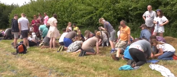 Campeonato de encantamiento de gusano en el Reino Unido - Sputnik Mundo