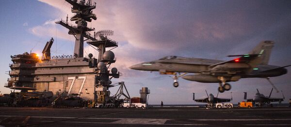 Un caza F/A-18 Super Hornet aterriza sobre el USS George H.W. - Sputnik Mundo