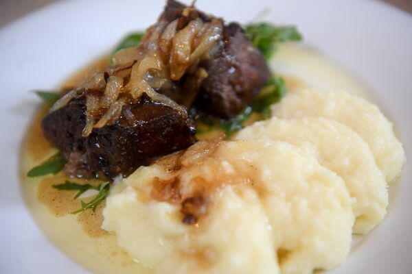 Hígado de ternera con puré de patatas y cebolla caramelizada en el restaurante Chaikovski - Sputnik Mundo