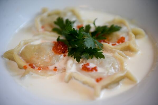 Raviolis con relleno de lucio en el restaurante Chaikovski - Sputnik Mundo