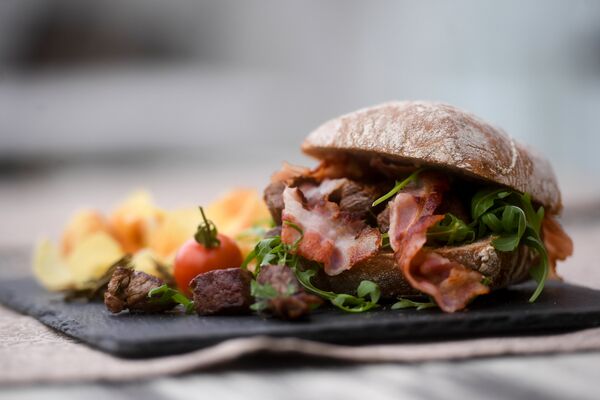 Una hamburguesa en el restaurante Chaikovski - Sputnik Mundo
