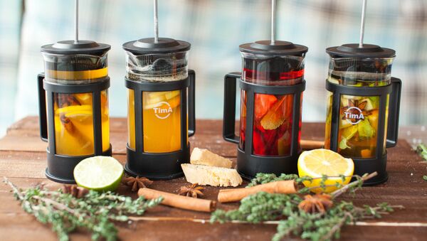 Bebidas en en la pizzería Peperoncino - Sputnik Mundo