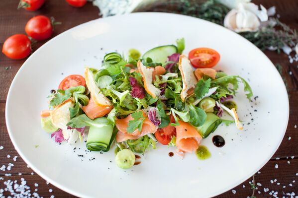 Ensalada con salmón ahumado y aguacate en Peperoncino - Sputnik Mundo