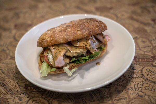 Sándwich con jamón artesano y salsa de pimienta en el restaurante Breakfastería - Sputnik Mundo