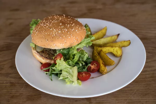 La hamburguesa vegetariana de Green Cafe La hamburguesa vegetariana de Green Cafe - Sputnik Mundo