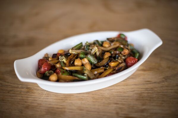 Guisado de verduras con garbanzo en Green Cafe - Sputnik Mundo